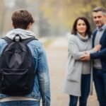 child - Άδεια μου αγκαλιά: Πώς διαχειριζόμαστε την απουσία των ενήλικων παιδιών μας;
