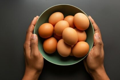 eggs - Αυτό είναι το κόλπο για να τσεκάρεις πόσο φρέσκα είναι τα αυγά σου χωρίς να τα σπάσεις