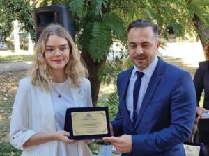 img 660e25272b1ce - Αθανασία Δαλακούρα: Μαθήτρια από τη Ροδόπη πήρε 20 σε όλα και μπήκε με υποτροφία στο Πανεπιστήμιο