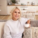 indoor portrait woman sitting couch weight loss scaled 1 - Απώλεια βάρους: Γυναίκα αποκαλύπτει πώς έχασε 18 κιλά και κατάφερε να αναστρέψει τον προδιαβήτη – «Έτσι βελτίωσα την υγεία μου χωρίς φάρμακα»