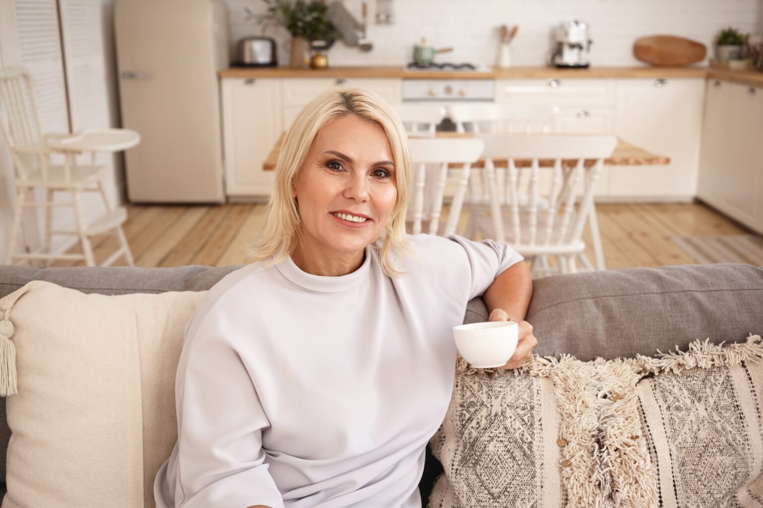 indoor portrait woman sitting couch weight loss scaled 1 - Απώλεια βάρους: Γυναίκα αποκαλύπτει πώς έχασε 18 κιλά και κατάφερε να αναστρέψει τον προδιαβήτη – «Έτσι βελτίωσα την υγεία μου χωρίς φάρμακα»