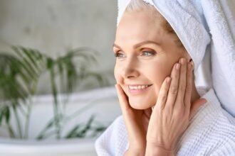 επιδερμίδα 50 - Τι χρειάζεται η επιδερμίδα κάθε γυναίκας μετά τα 50: Τι λένε οι ειδικοί