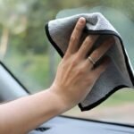 καθάρισμα τζαμιών2 - Καθαρισμός εσωτερικών τζαμιών αυτοκινήτου: απλός οδηγός για καθαρή ορατότητα