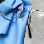 καθαρισμός γυαλιών2 - Πώς να καθαρίσω τα γυαλιά μου; Το μυστικό των ειδικών