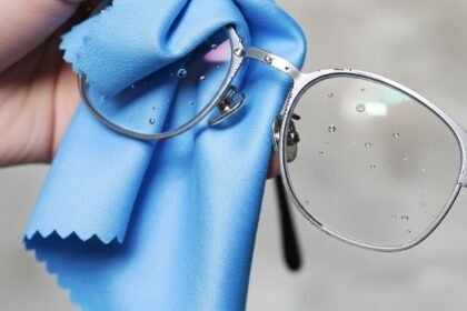 καθαρισμός γυαλιών2 - Πώς να καθαρίσω τα γυαλιά μου; Το μυστικό των ειδικών