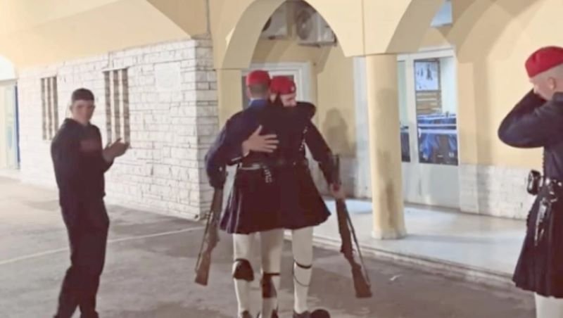 evzones - «Ευγνώμων που το ζήσαμε μαζί..»: Λύγισε ο Εύζωνας στην τελευταία του αλλαγή