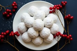 Whisk 34f522b4bbddf8c9fe34edf6adfaff8ddr - Έτσι πήραν το ονομά τους τα μελομακάρονα και οι κουραμπιέδες