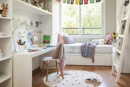 Whisk 45d064e748b2f33bc1a4579abf89a63fdr - Γραφείο παιδιού σε μικρό δωμάτιο: Πώς να χωρέσουν βιβλία, υπολογιστής και παιχνίδια