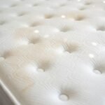 Whisk 8bd2cb8f67b7b7a952f454b638f38930dr - Πείτε αντίο στις κιτρινίλες του στρώματος με αυτό το απλό κόλπο