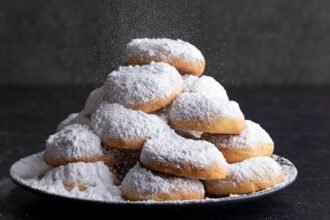 Whisk a251969971c0d4e87d04259722326afddr - Η πιο εύκολη γιορτινή συνταγή: κουραμπιέδες με μόνο 4 υλικά