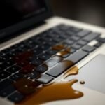 Καφές που έχει χυθεί πάνω σε ένα laptop