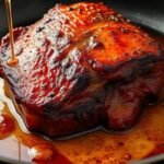 Η διαδικασία deglazing ενός ψητού, απεικονίζοντας πλούσια γεύση και τεχνική.