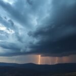 Απεικόνιση καταιγίδας με κεραυνούς πάνω από ελληνικό τοπίο.