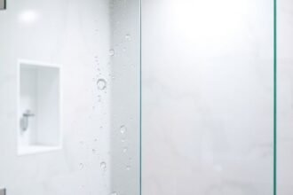 Καθαρές γυάλινες πόρτες ντους χωρίς άλατα και θαμπάδες.