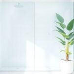 Καθαρή γυάλινη πόρτα ντους σε μοντέρνο μπάνιο