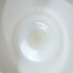 Μια αστραφτερή λεκάνη τουαλέτας που καθαρίζεται με ληγμένο γιαούρτι.