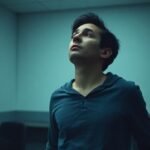 Ένας άνθρωπος βιώνει μια κρίση πανικού, με έντονες εκφράσεις και σωματικά συμπτώματα που μαρτυρούν φόβο και άγχος.