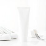 Οδοντόκρεμα με διάφορες εφαρμογές καθαρισμού στο σπίτι, όπως καθαριότητα sneakers και γυαλιά.