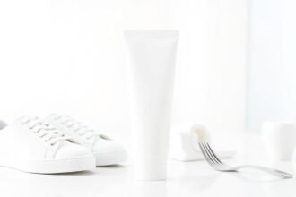 Οδοντόκρεμα με διάφορες εφαρμογές καθαρισμού στο σπίτι, όπως καθαριότητα sneakers και γυαλιά.