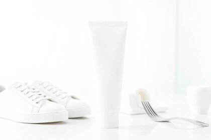 Οδοντόκρεμα με διάφορες εφαρμογές καθαρισμού στο σπίτι, όπως καθαριότητα sneakers και γυαλιά.