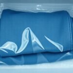 Δίπλωμα τζιν μέσα σε σακούλα ziplock στην κατάψυξη, έτοιμο να καθαρίσει χωρίς πλύσιμο.