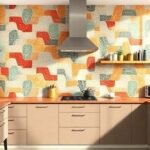 Σύγχρονη κουζίνα με τοίχο που διαθέτει μοναδικά σχέδια πλακιδίων σε έντονα χρώματα και γεωμετρικά μοτίβα.