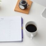 Οργανωμένος χώρος εργασίας με planner και καφέ, που αντιπροσωπεύει τη διαχείριση του χρόνου.