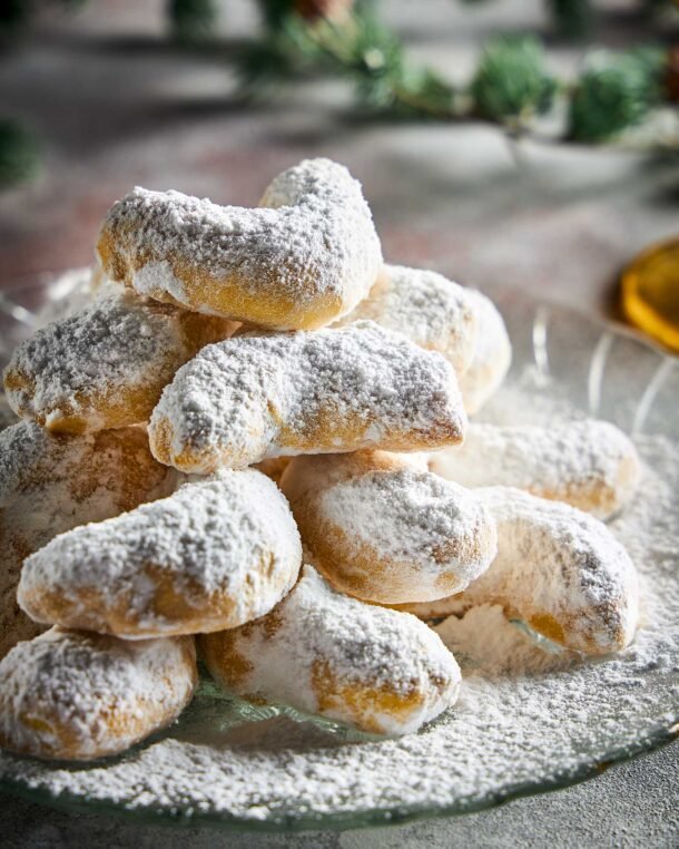 Το πιο πρωτότυπο γλυκό των γιορτών: Κουραμπιέδες με γέμιση από μελομακάρονο 2 paradosiakoi koyrampiedes tis giagias 610x762 1 - Το πιο πρωτότυπο γλυκό των γιορτών: Κουραμπιέδες με γέμιση από μελομακάρονο