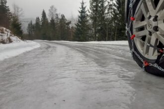 vehicle wheel with chain
