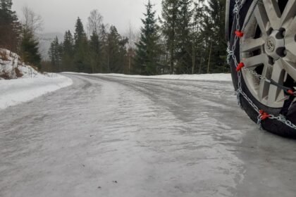 vehicle wheel with chain