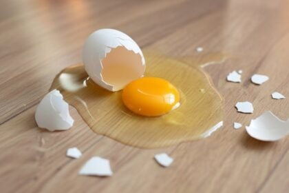αυγό στο πάτωμα - Έπεσε αυγό στο πάτωμα; Δες τη λύση που έχεις ήδη στην κουζίνα σου