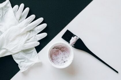 βάψιμο μαλλιών2 - Οδηγός ρεφλέ: Από ποια απόχρωση να ξεκινήσεις και πότε το χρειάζεσαι