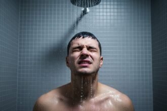 κρύο ντουζ - Πώς ένα κρύο ντους μπορεί να επηρεάσει το σάκχαρό σου – Κι όμως, δεν είναι όπως νομίζεις!