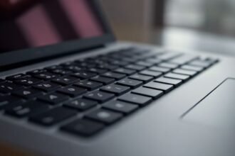 Ένα καθαρό πληκτρολόγιο laptop χωρίς σκόνη