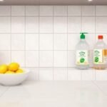 Καθαροί αρμοί πλακιδίων στην κουζίνα με φυσικές καθαριστικές λύσεις.