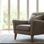 Εικόνα μιας υφασμάτινης καρέκλας σε κομψό καθιστικό.