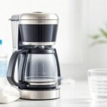 Μια καθαρή καφετιέρα και υλικά καθαρισμού όπως λευκό ξίδι και νερό.