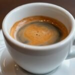 Φλιτζάνι εσπρέσο σε καφετέρια στην Ιταλία.