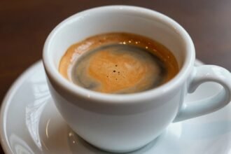 Φλιτζάνι εσπρέσο σε καφετέρια στην Ιταλία.