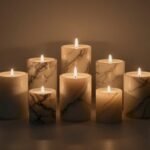 Κεριά με εφέ μαρμάρου σε κομψό περιβάλλον.