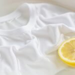 Λευκά ρούχα που μουλιάζουν σε λεκάνη με φέτα λεμονιού