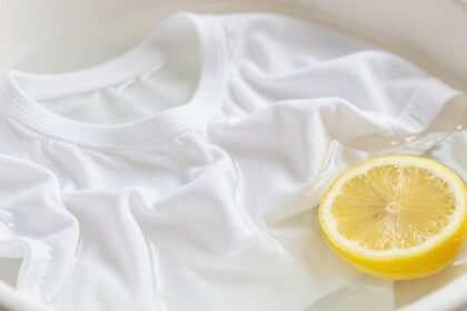 Λευκά ρούχα που μουλιάζουν σε λεκάνη με φέτα λεμονιού