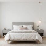 Φωτεινό και ευάερο υπνοδωμάτιο με ανοιχτά χρώματα.