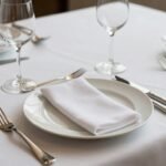 Κομψά μαχαιροπίρουνα τοποθετημένα σε ένα επίσημο τραπέζι.