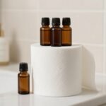 Μπάνιο με ρολό χαρτιού τουαλέτας που έχει αρωματιστεί με αιθέρια έλαια.