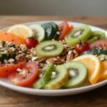 Φρέσκες ωμές τροφές σε ξύλινο τραπέζι, περιλαμβάνοντας φρούτα, λαχανικά, ξηρούς καρπούς και σπόρους.