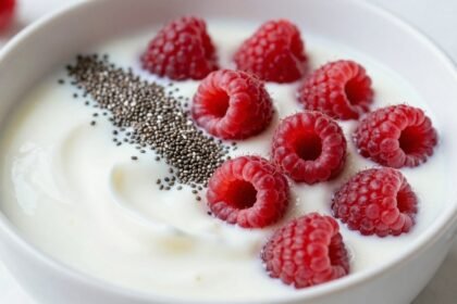 Υγιεινό πρωινό με γιαούρτι, σπόρους τσία και σμέουρα