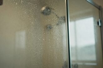 Λαμπερή γυάλινη πόρτα ντουζιέρας