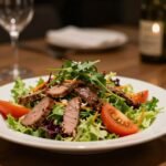 Υγιεινό βραδινό γεύμα με σαλάτα και άπαχη πρωτεΐνη.