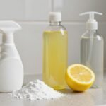 Καθαροί αρμοί και σαγρέ δάπεδα σε μπάνιο με φυσικά υλικά καθαρισμού.